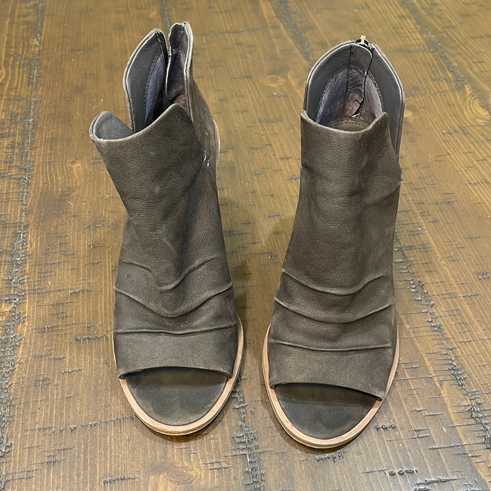 Vince Camuto Brown Leather Opened Toed Heels Size 7.5